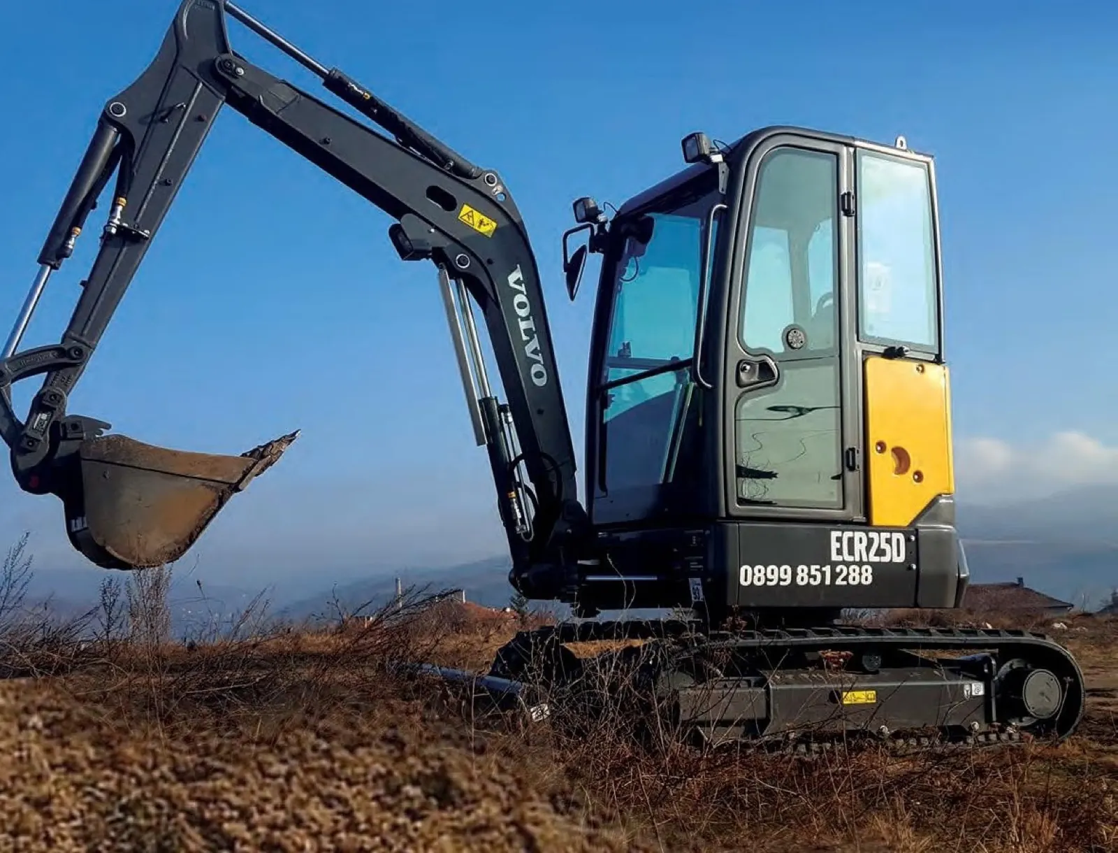 Мини багер Volvo ECR25D на терен