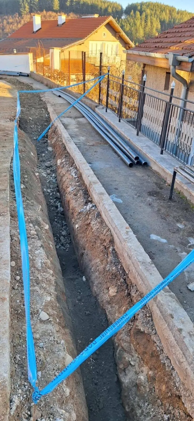 Траншея за водопровод с тръби